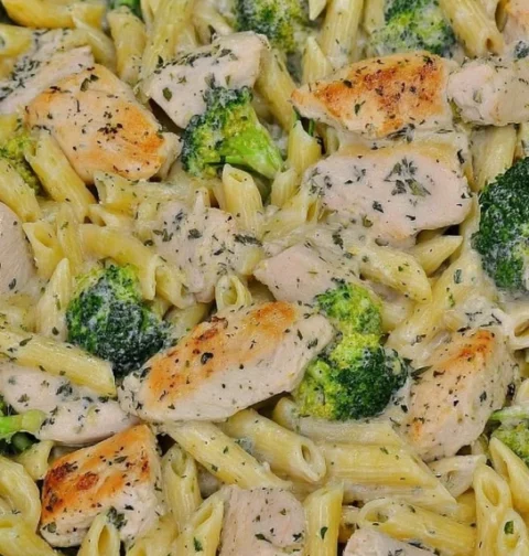 Easy Cheesy Garlic Chicken Broccoli Pasta Recipe Best Garlic Chicken And Broccoli Pasta Bake Low Fat Garlic Chicken Brocco...