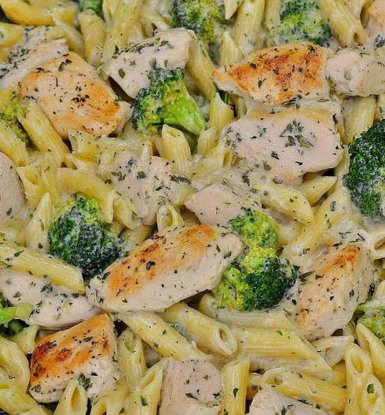Cheesy Garlic Chicken and Broccoli Pasta Recipe