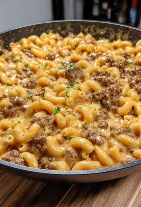 Easy Creamy Beef Garlic Pasta Recipe One-pot Garlic Butter Beef Pasta Best Creamy Garlic Beef Pasta Quick One-pot Beef Pas...