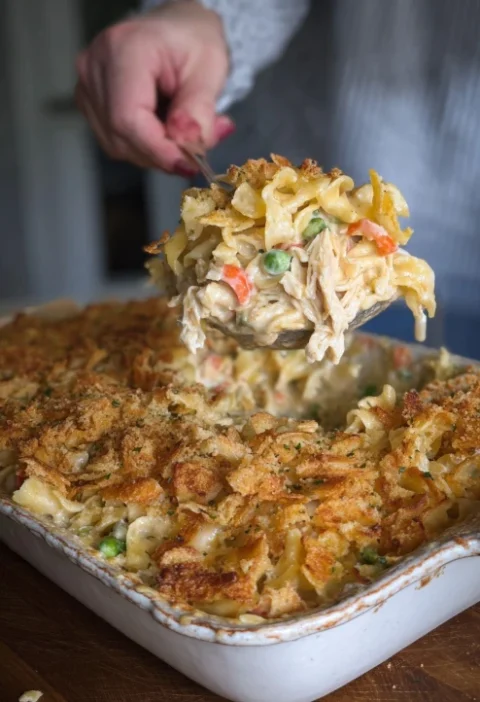 Easy Creamy Chicken Noodle Casserole Recipe Best Cheesy Chicken Noodle Casserole Homemade Creamy Chicken Casserole Low-fat...