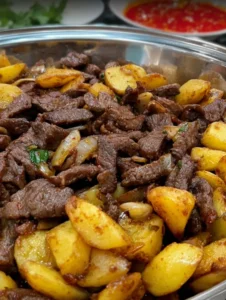 Cozy Grandma’s Garlic Butter Steak and Potatoes Skillet