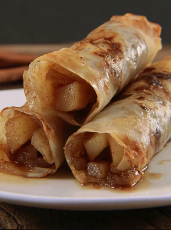 Old-Fashioned Holiday Baked Apple Pie Rice Paper Rolls
