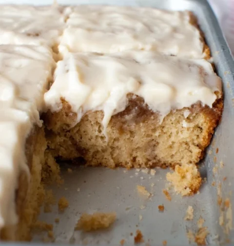 Old-fashioned Cinnamon Roll Poke Cake Recipe Best Cinnamon Roll Poke Cake Easy Cinnamon Poke Cake Recipe Homemade Old-fash...