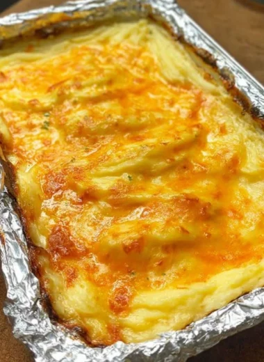 Oven Baked Cheesy Mashed Potatoes