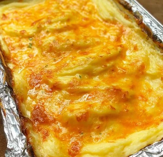 Oven Baked Cheesy Mashed Potatoes