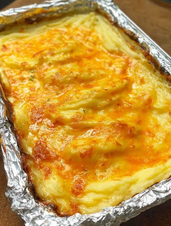 Oven Baked Cheesy Mashed Potatoes