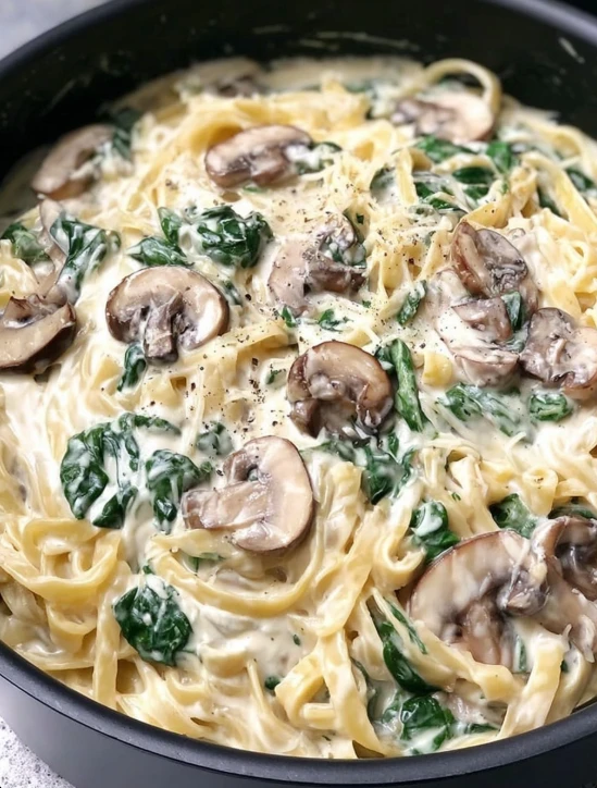 Slow Cooker Spinach and Mushroom Pasta Alfredo