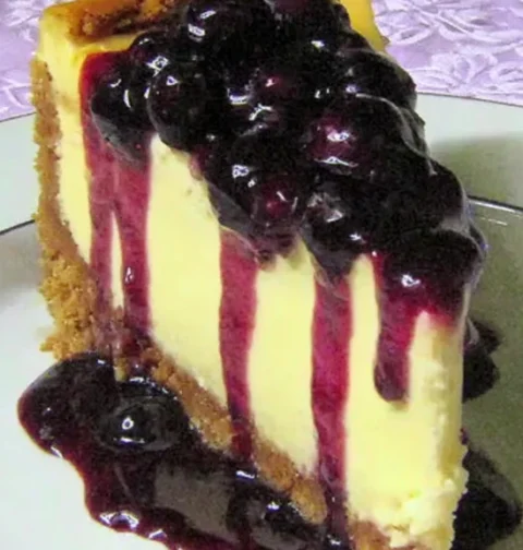 Warm Holidaytable White Chocolate Blueberry Cheesecake